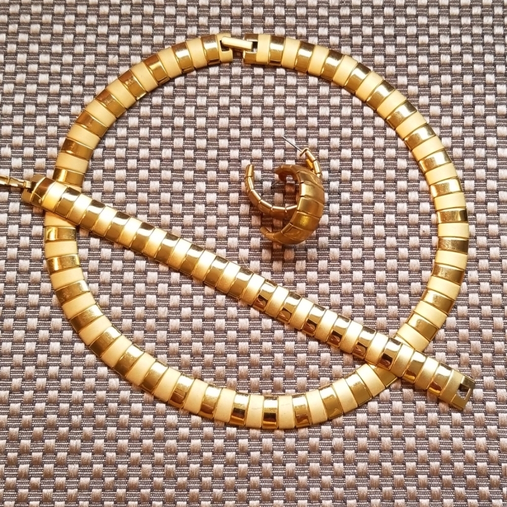 Three piece gold tone jewelry set
